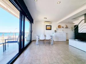 a kitchen and dining room with a view of the ocean at Apartamento Medusa in L'Escala