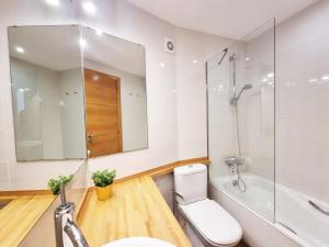 a bathroom with a toilet and a tub and a sink at Apartamento Medusa in L'Escala