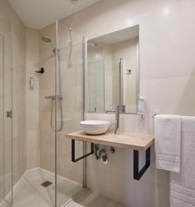 y baño con lavabo y ducha. en Welcome Gros Hotel, en San Sebastián