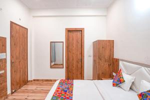 En eller flere senger på et rom på FabHotel Sirtaj Suites