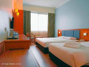 เตียงในห้องที่ The Paramount Hotel Sibu