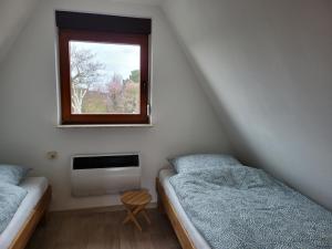 Tempat tidur dalam kamar di Ferienhaus Yanic