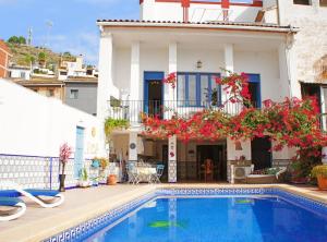 eine Villa mit einem Pool vor einem Haus in der Unterkunft Casa Lola Callosa in Callosa d'en Sarrià