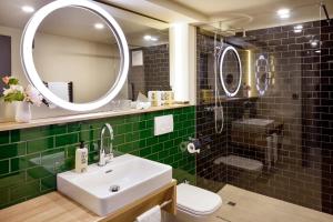 Phòng tắm tại Hotel Hirschen Wildhaus