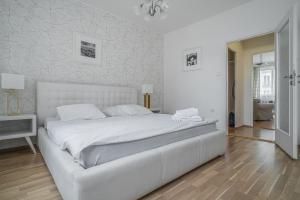 プラハにあるLovely apartment Miriamの白いベッドルーム(大きな白いベッド付)