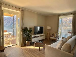 A television and/or entertainment centre at Il Noce Lake View Apartment