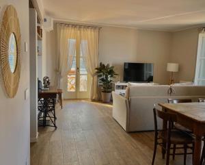 A television and/or entertainment centre at Il Noce Lake View Apartment