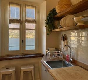 A kitchen or kitchenette at Il Noce Lake View Apartment