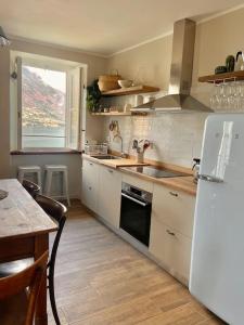 A kitchen or kitchenette at Il Noce Lake View Apartment