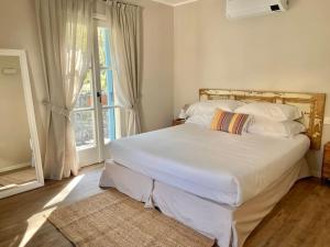 A bed or beds in a room at Il Noce Lake View Apartment