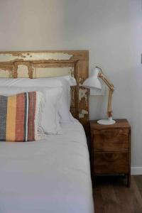 A bed or beds in a room at Il Noce Lake View Apartment