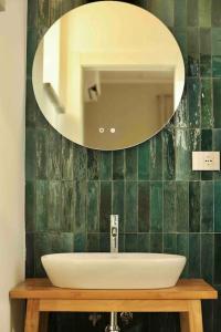 A bathroom at Il Noce Lake View Apartment