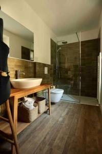 A bathroom at Il Noce Lake View Apartment