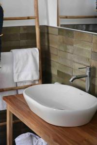 A bathroom at Il Noce Lake View Apartment