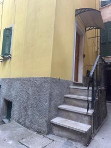 リオマッジョーレにあるMare Dentroの階段で入る建物