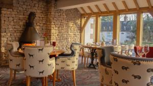 um restaurante com uma mesa e cadeiras num quarto em The Fleece at Ruleholme em Carlisle