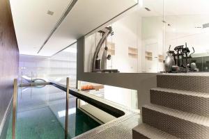 uma casa com piscina, cozinha e escadas em Apartamento inigualable en Retiro em Madri