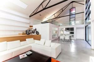 uma sala de estar com um sofá branco e uma mota em Apartamento inigualable en Retiro em Madri