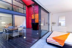 uma sala de jantar com uma mesa e uma parede vermelha em Apartamento inigualable en Retiro em Madri