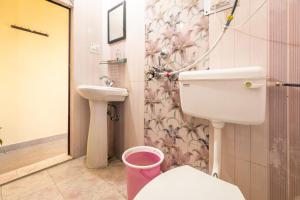 een kleine badkamer met een toilet en een wastafel bij Shivom Home Stay Artola Jageshwar in Panuānaula