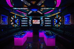 een kamer met paarse tafels en glas-in-loodramen bij BẢO MINH RADIANT in Ha Long