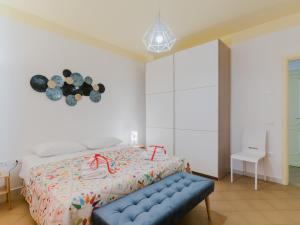 een slaapkamer met een bed en een blauwe bank bij Domus Perrone Garden Blue & Yellow in Squinzano