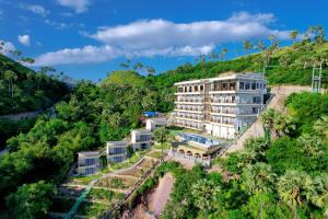 ラブハン・バジョにあるFlamingo Bajo Waecicuのジャングル内のホテルの空中ビュー