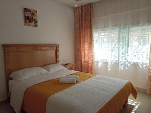 una camera con un grande letto e una finestra di Cozy duplex a Rabat