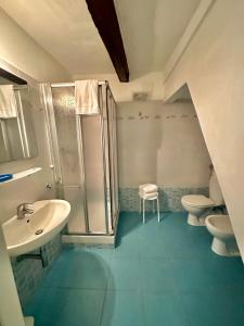 リオマッジョーレにあるMare Dentroのバスルーム(トイレ2つ、シャワー、シンク付)