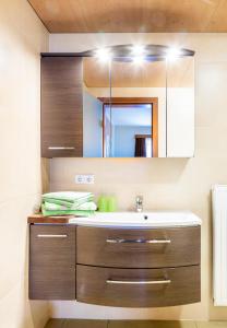ein Bad mit einem Waschbecken und einem Spiegel in der Unterkunft Binderhof in Weisspriach