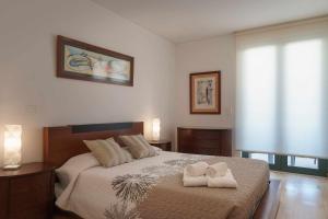 1 dormitorio con 1 cama con 2 toallas en Aquamar 416 by Vilamoura Sun espaçoso, en Vilamoura