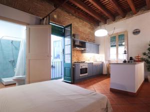 uma cozinha com uma cama grande num quarto em Loft Algavira em Sant Feliu de Guíxols