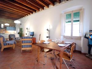 uma sala de jantar com uma mesa de madeira e cadeiras em Loft Algavira em Sant Feliu de Guíxols