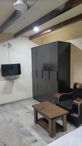 TV a/nebo společenská místnost v ubytování Private Fully Furnished Room in Kalyani Nagar