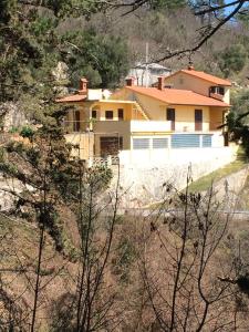 une maison sur le flanc d'une colline dans l'établissement Apartment Bertossin Rovini, à Mošćenička Draga