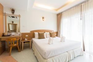 Postel nebo postele na pokoji v ubytování Phranang Place- SHA Extra
