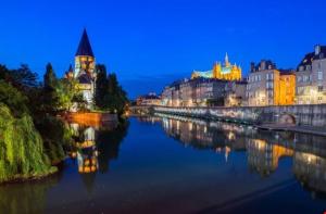 梅斯的住宿－Le LOUIS XV halte romantique à Metz centre，享有河流的景色,晚上有建筑