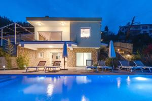 Bazén v ubytovaní Premium villa, heatable infinity pool, jacuzzi and seaview, beach and city just 10min by foot alebo v jeho blízkosti