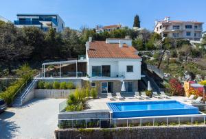 Bazén v ubytovaní Premium villa, heatable infinity pool, jacuzzi and seaview, beach and city just 10min by foot alebo v jeho blízkosti