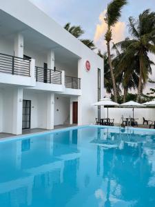 una gran piscina frente a un edificio en Oceanism海洋主义潜水度假酒店 en Dumaguete