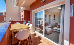 マニルバにある2173-Superb apt with amazing seaviewのテーブルと椅子、リビングルームが備わる客室です。