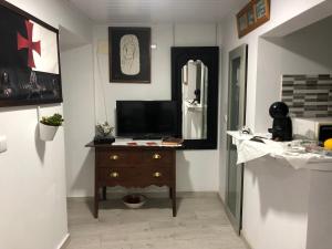 Uma TV ou centro de entretenimento em Pé do Castelo Casinha - pet friendly & garage