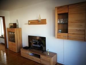 uma sala de estar com uma televisão de ecrã plano na parede em "Hygge", ideal für E-biker und Kite-Surfer em Landkirchen