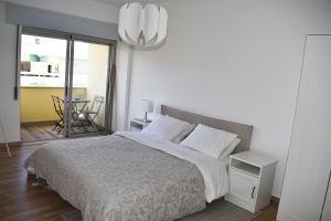 ファロにあるGrowIN Stay Downtownのベッドとシャンデリアのある寝室