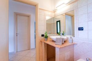 uma casa de banho com um lavatório e um espelho em Casa a Telti by Wonderful Italy em Telti