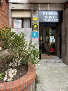 een gebouw met een bord dat Passie Motel leest bij Pension Norte in Portugalete