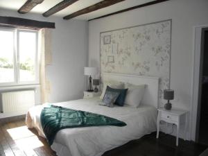 アルク・アン・バロワにあるGîte et Chambres d'hôtes du Domaine du Val Bruantの白いベッドルーム(大型ベッド1台、窓付)
