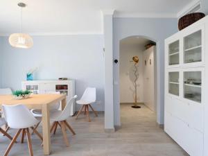 Kuchyň nebo kuchyňský kout v ubytování QUINTA SANT POL Apto 6 pax a 50 metros mar E29047
