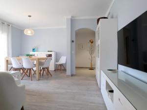 TV a/nebo společenská místnost v ubytování QUINTA SANT POL Apto 6 pax a 50 metros mar E29047