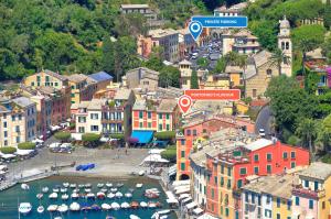 een luchtzicht op een stad met boten in een haven bij Portofino's Flavour in Portofino